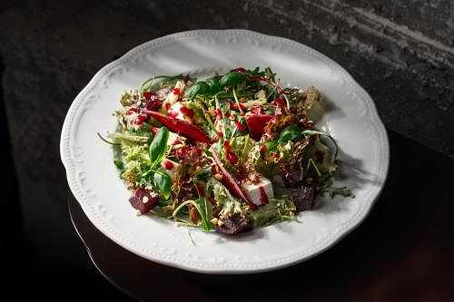 Салат с печёной свёклой и имбирным соусом Салат с печёной свёклой и имбирным соусом