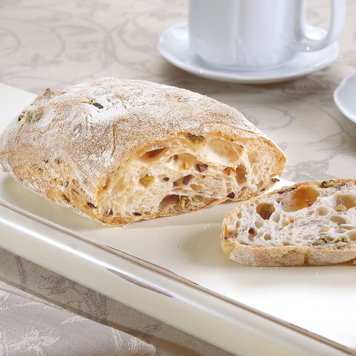 Чиабатта с маслинами, оливками, каперсами и вялеными томатами Чиабатта с маслинами, оливками, каперсами и вялеными томатами