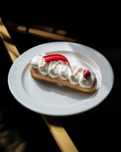 Эклер малиновый Эклер малиновый