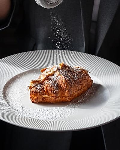 Круассан миндальный с франжипаном