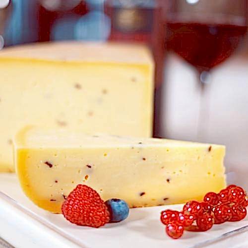 Сыр твердый из коровьего молока с трюфелем*