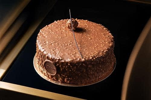 Бисквитный с фундуком, солёной карамелью и сырным кремом