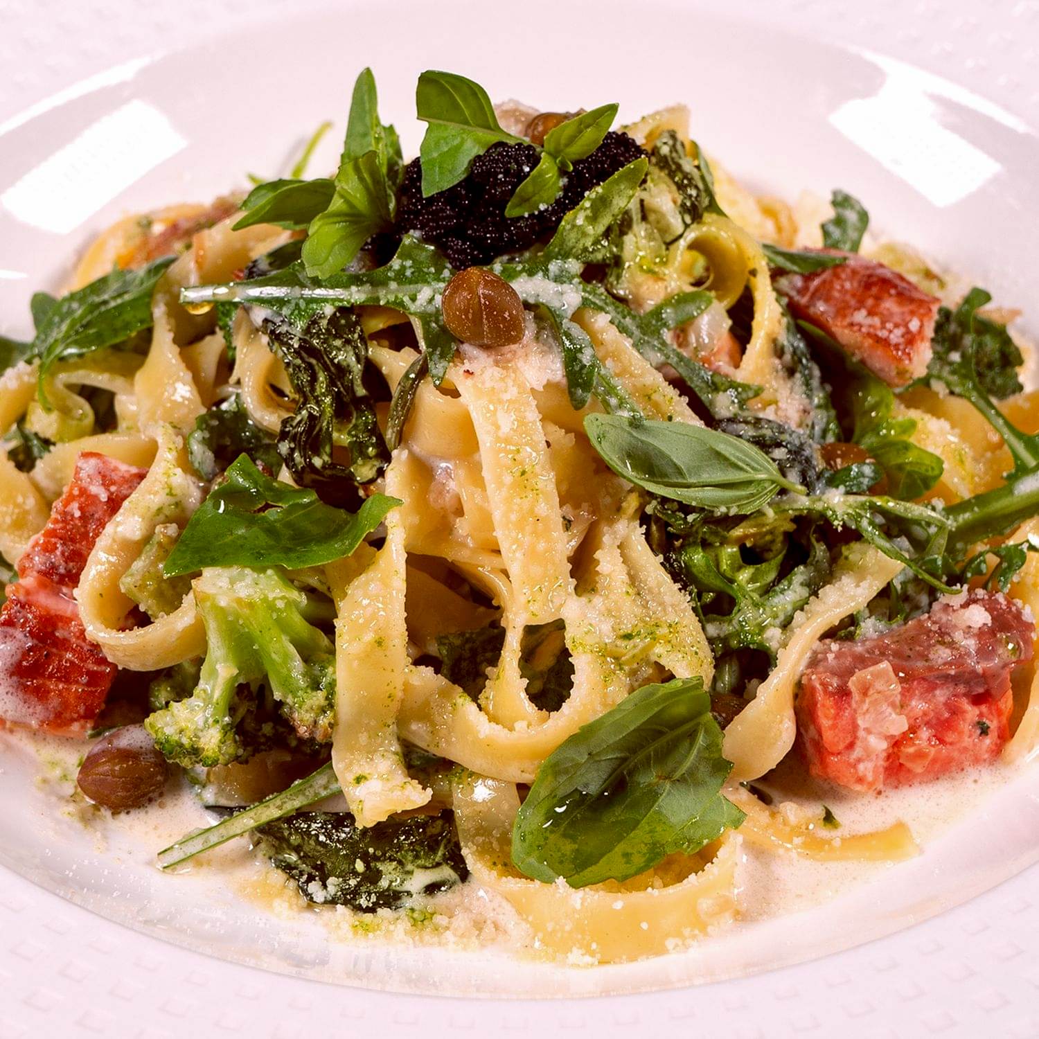 Фетучини с подкопчёным лососем Фетучини с подкопчёным лососем