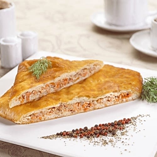 Пирог с красной рыбой из слоеного теста