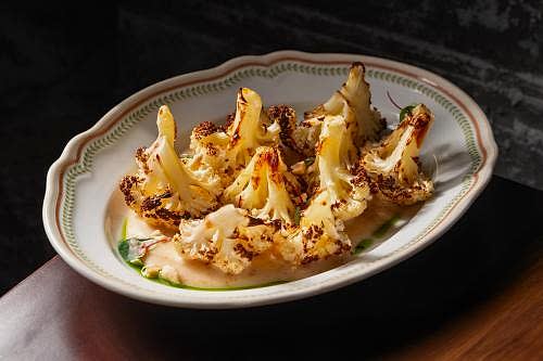 Печеная цветная капуста с ореховым соусом Печеная цветная капуста с ореховым соусом