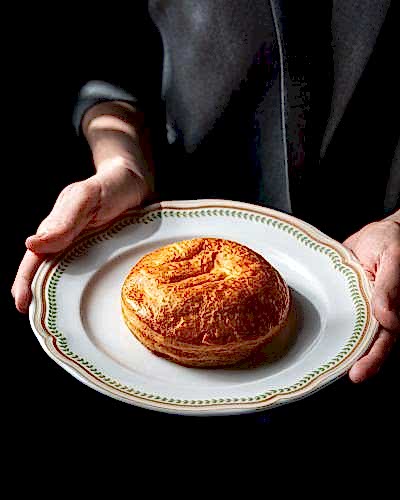 Булочка с творогом и изюмом