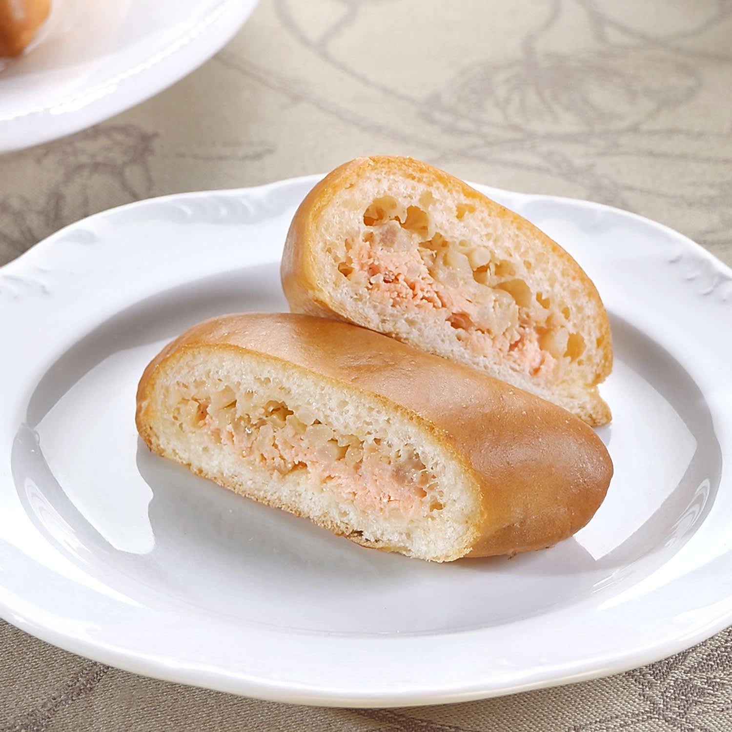 Пирожок с красной рыбой Пирожок с красной рыбой