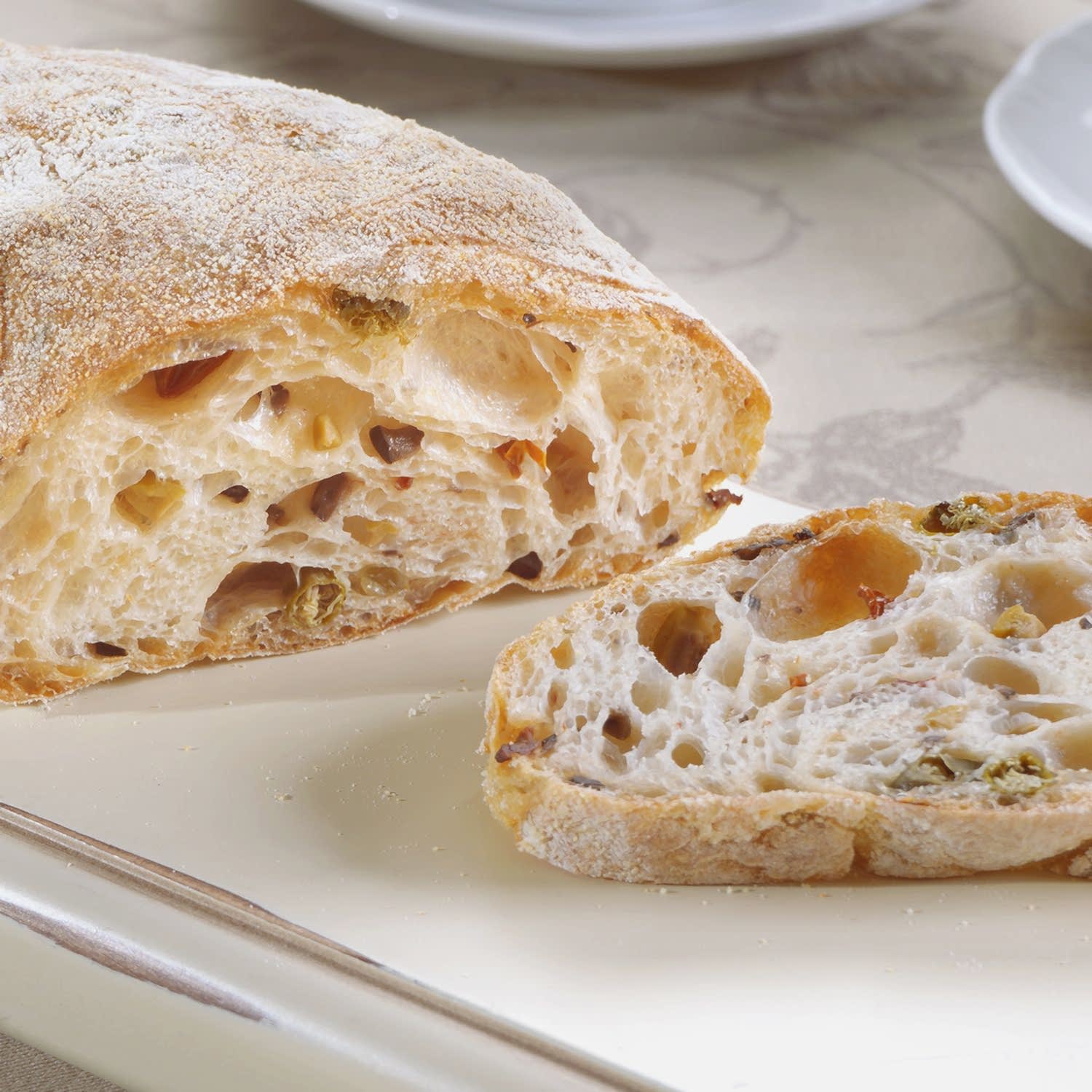 Чиабатта с маслинами, оливками, каперсами и вялеными томатами Чиабатта с маслинами, оливками, каперсами и вялеными томатами