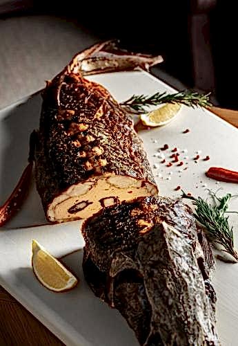 Осетр фаршированный муссом из лосося с креветками Осетр фаршированный муссом из лосося с креветками