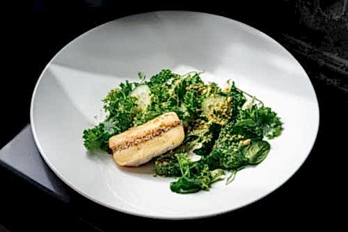 Зеленый салат с грейпфрутовым бальзамиком и сыром Бри Зеленый салат с грейпфрутовым бальзамиком и сыром Бри