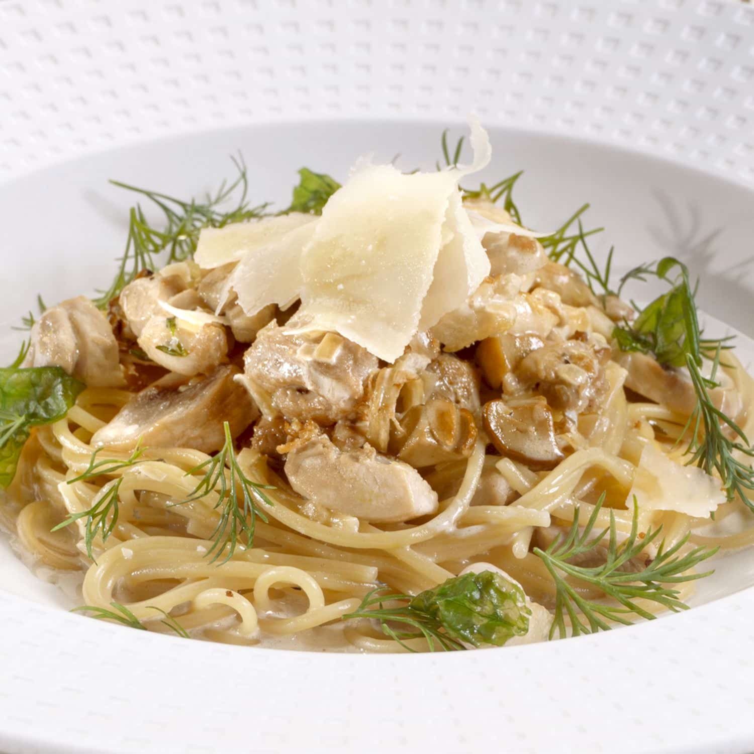 Спагетти в сырном соусе с цыплёнком и грибами Спагетти в сырном соусе с цыплёнком и грибами