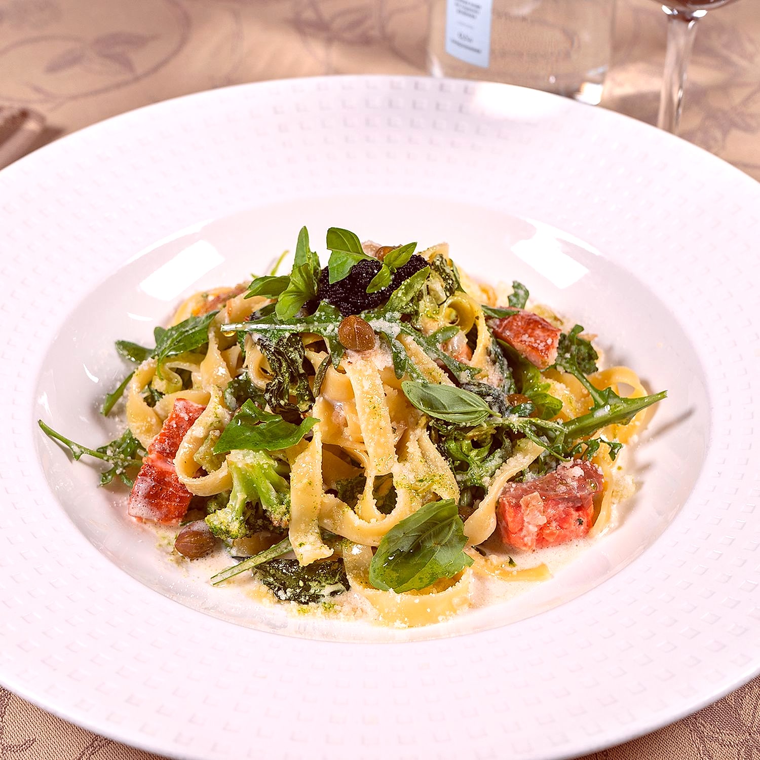 Фетучини с подкопчёным лососем Фетучини с подкопчёным лососем