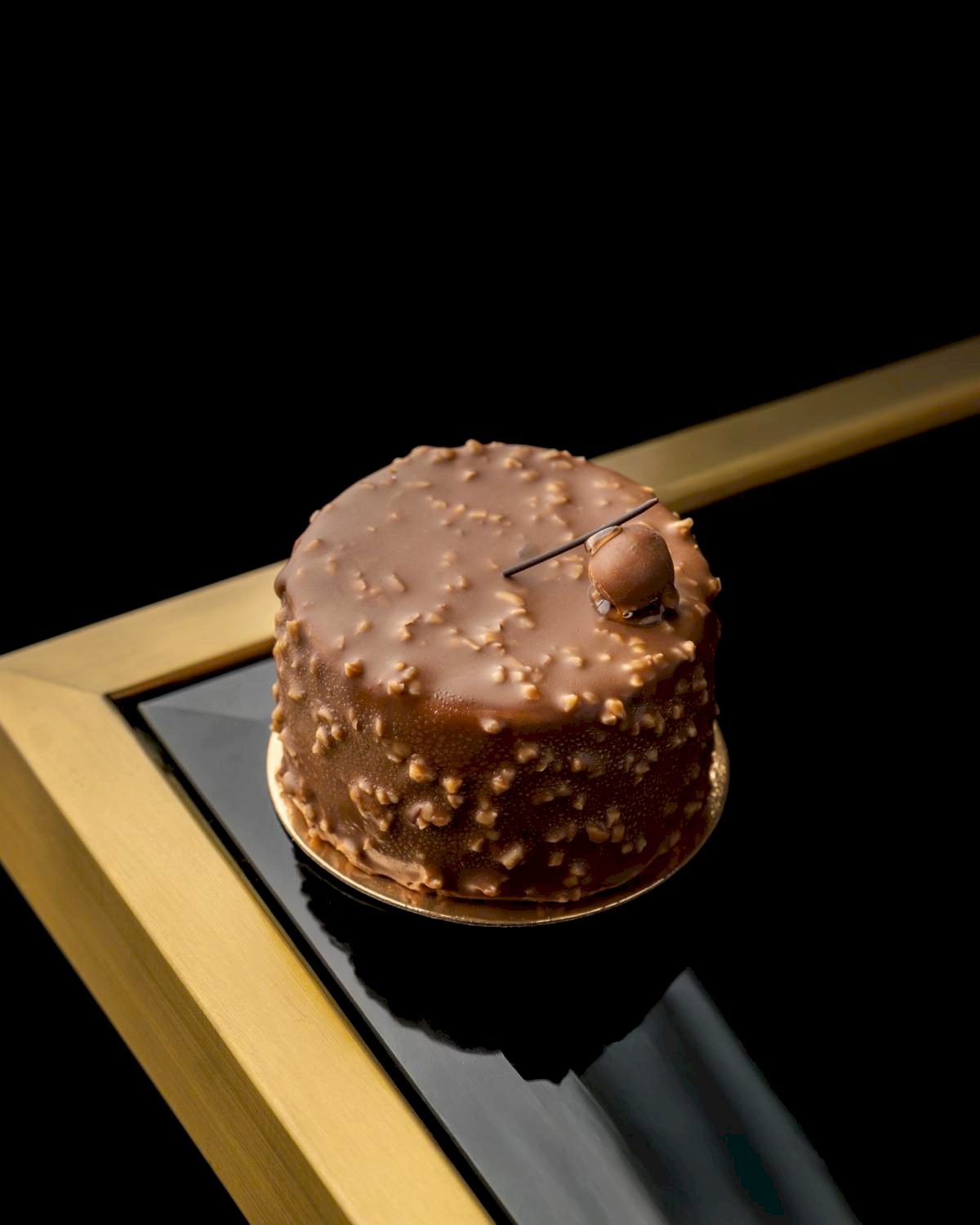 Пирожное Бисквитное с фундуком, солёной карамелью и сырным кремом Пирожное Бисквитное с фундуком, солёной карамелью и сырным кремом