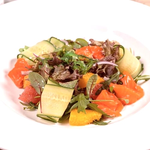 Салат с форелью домашнего посола и ореховым соусом